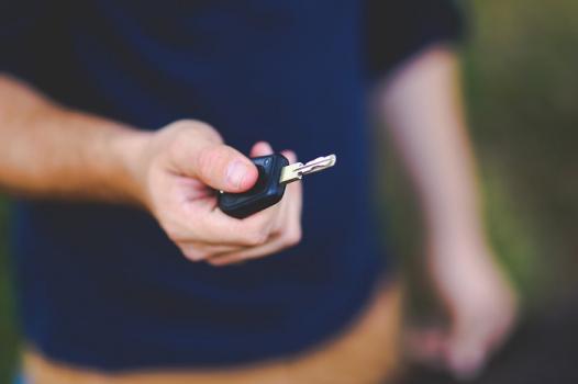 Zatrzaśnięte kluczyki w samochodzie - co zrobić?