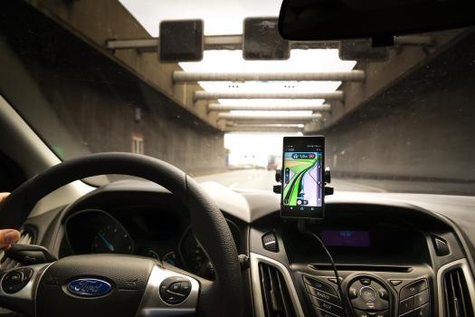 Mandat za używanie telefonu podczas jazdy – ile wynosi w 2024 r.?